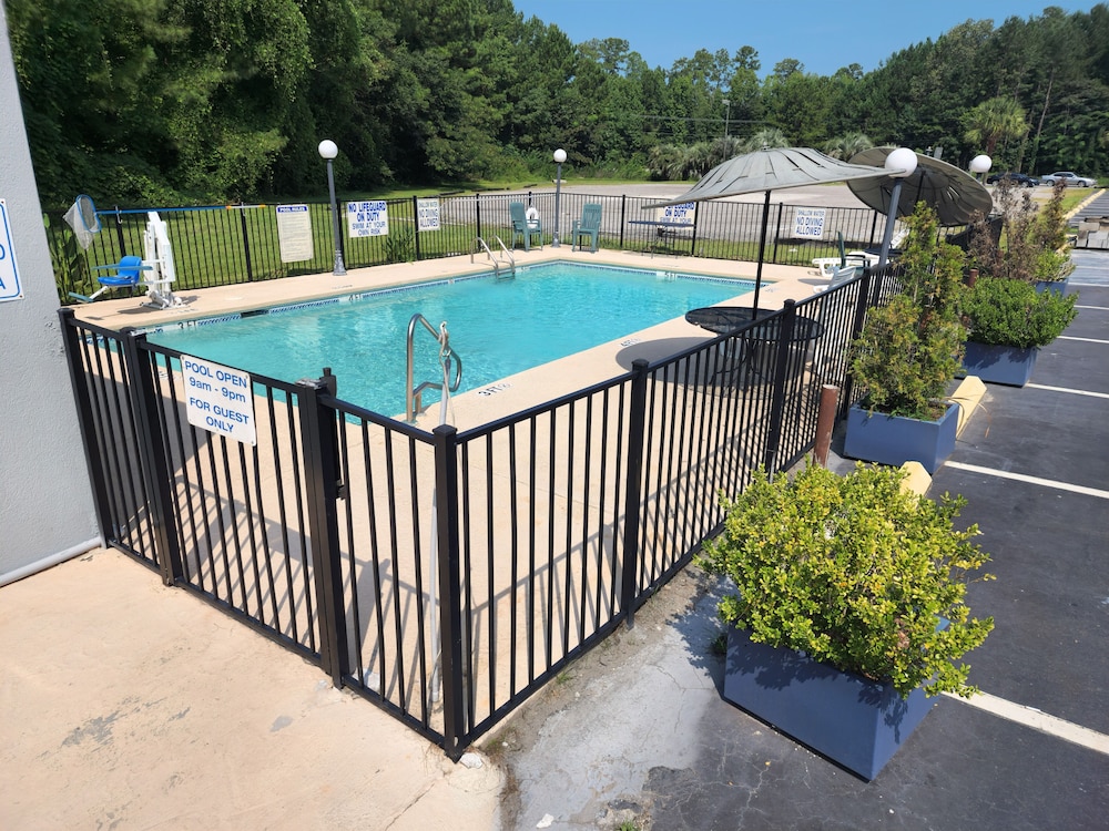 Days Inn by Wyndham Hardeeville Near Hilton Head 3/50