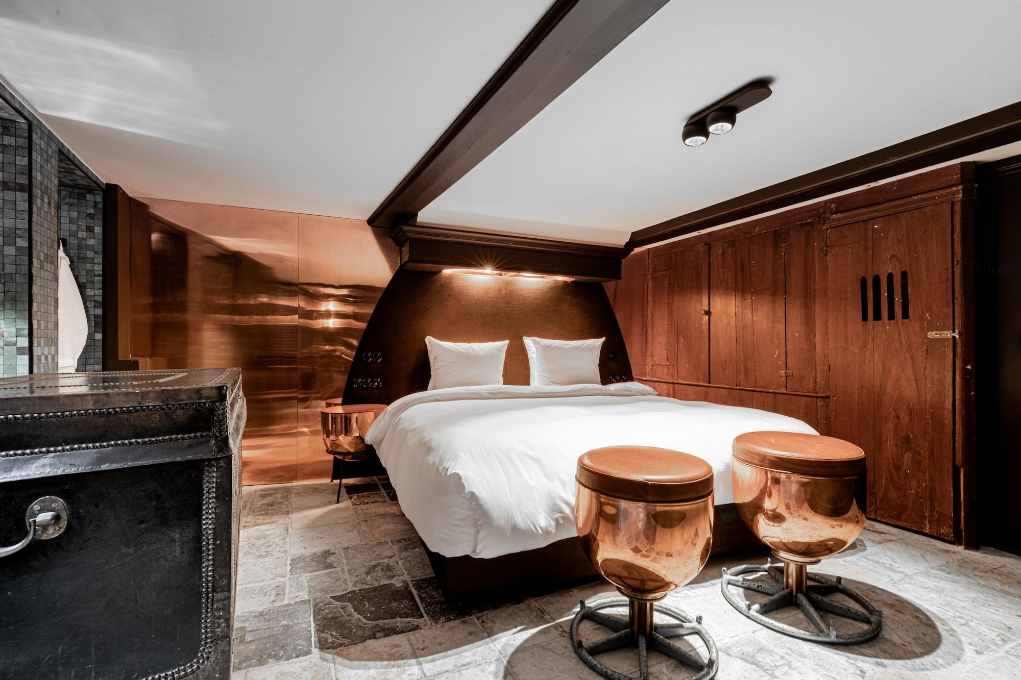 Deluxe, Basement, Double Bed, Bathtub