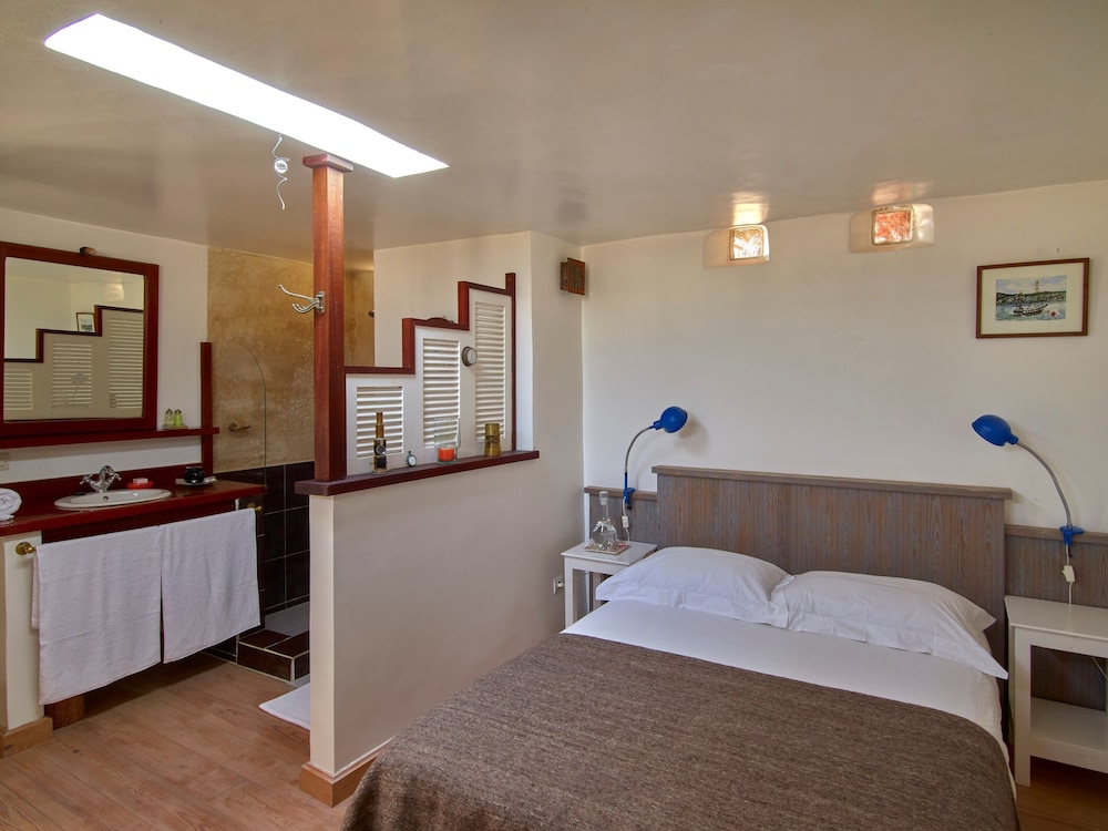 ROOM, SINGLE