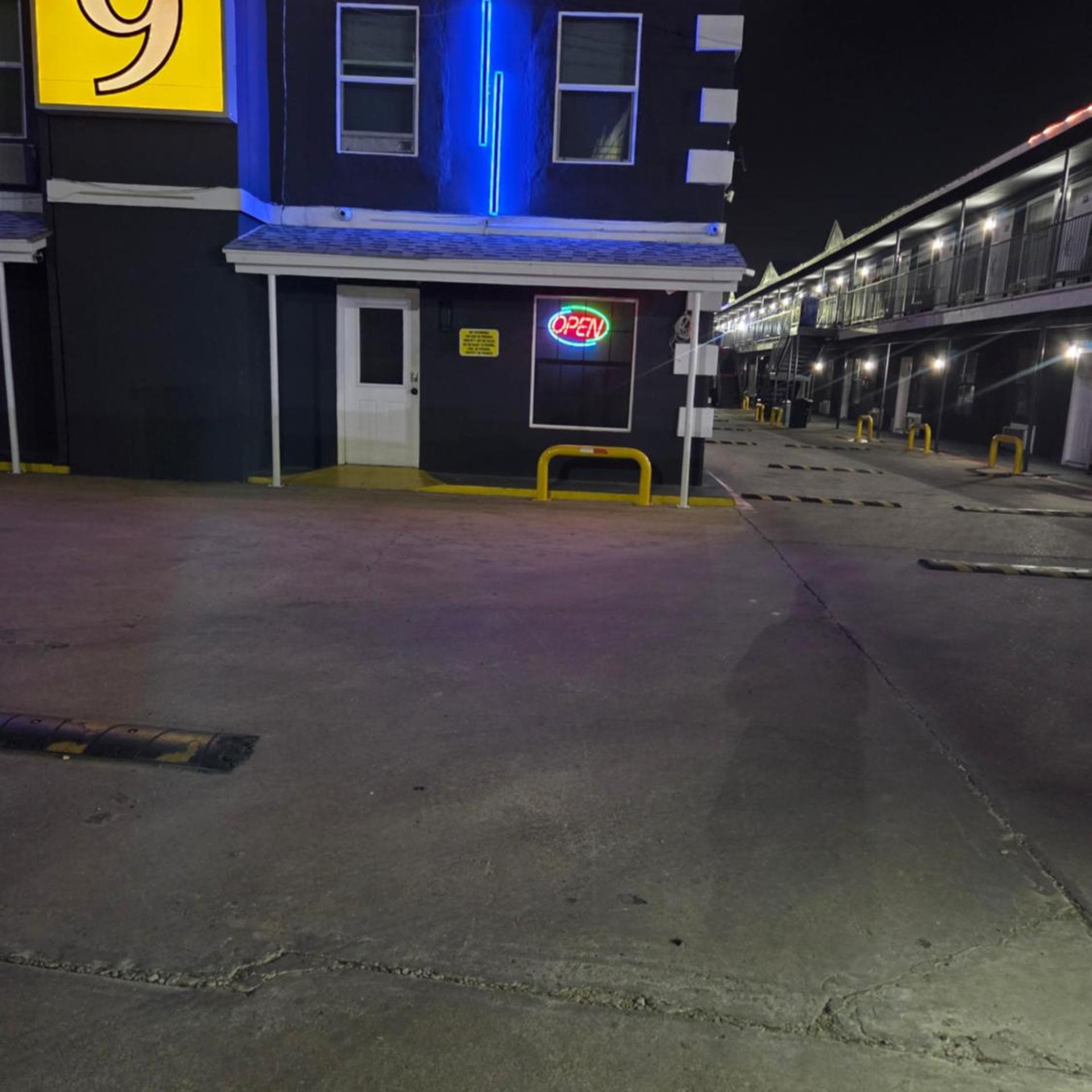 Motel 9 18/24