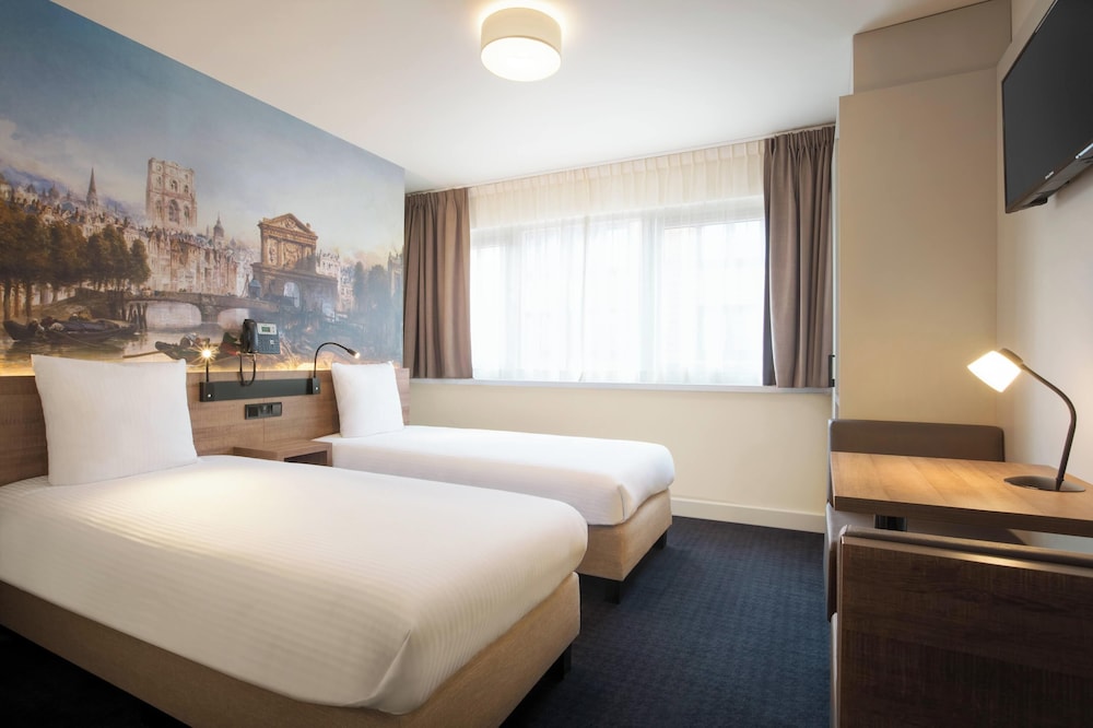 ROOM, TWIN BEDS