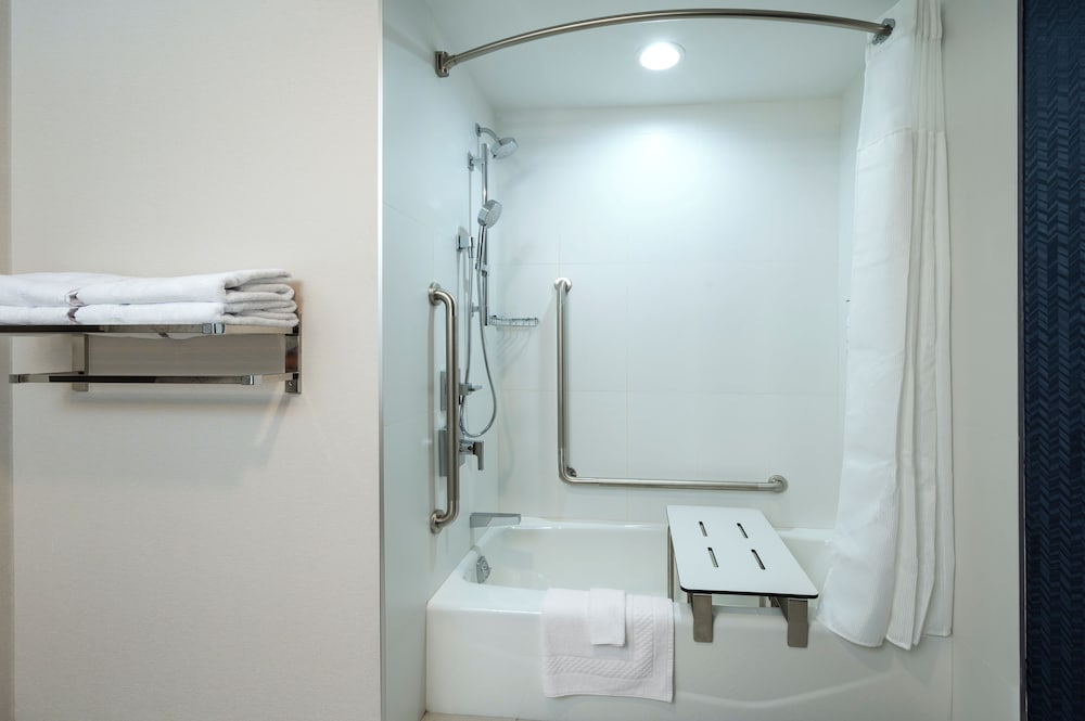 Fairfield Inn & Suites by Marriott North Bay 49/50