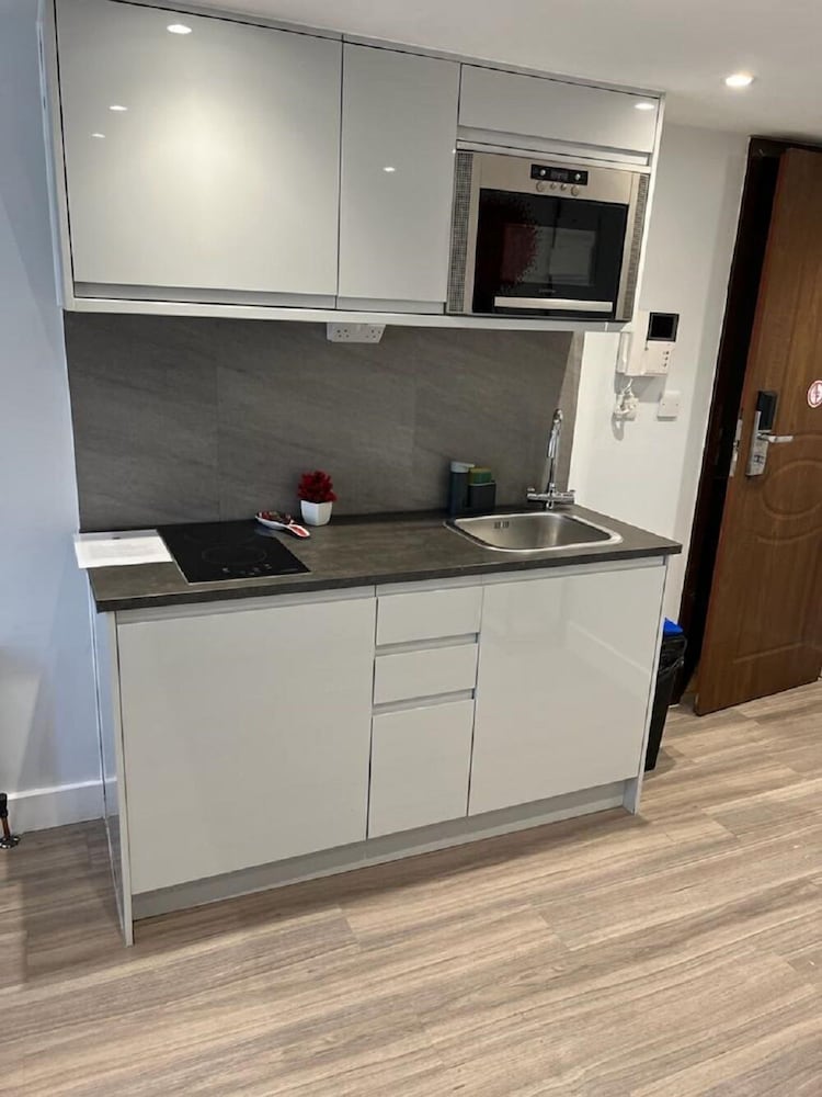 LONDON PLAZA SERVICED APARTMENTS 2/52