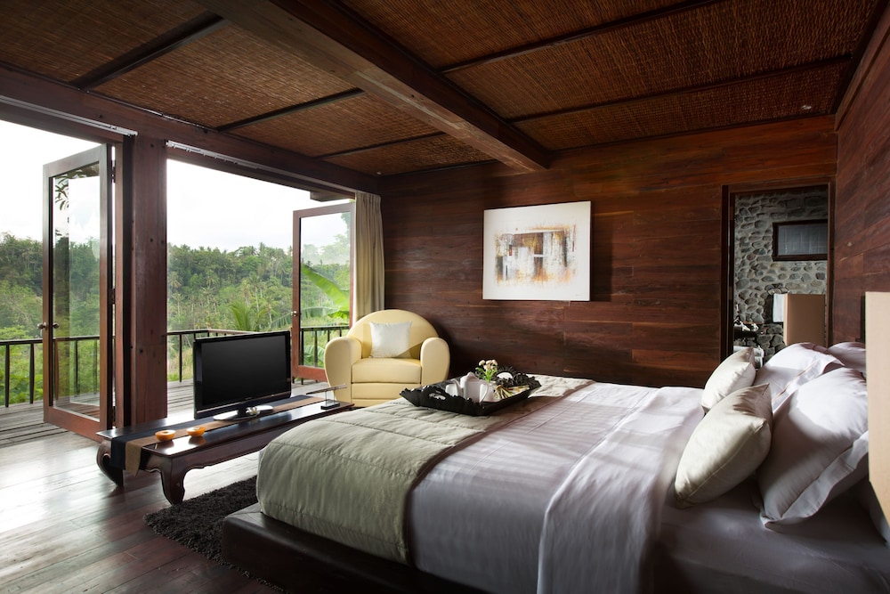 1 BEDROOM, LUXURY, POOL VIEW