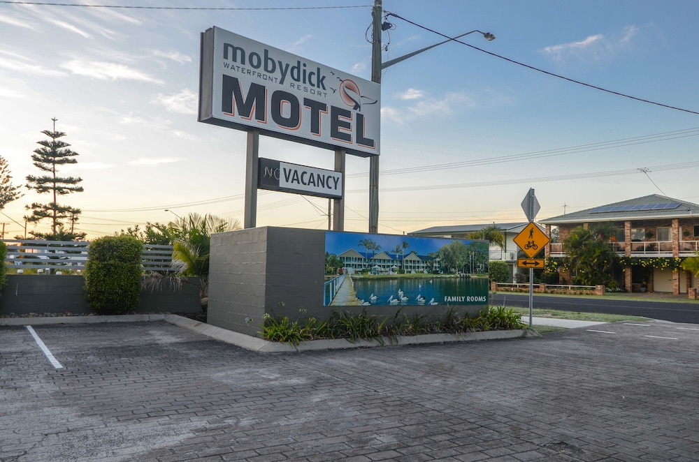 Moby Dick Waterfront Resort Motel 57/67