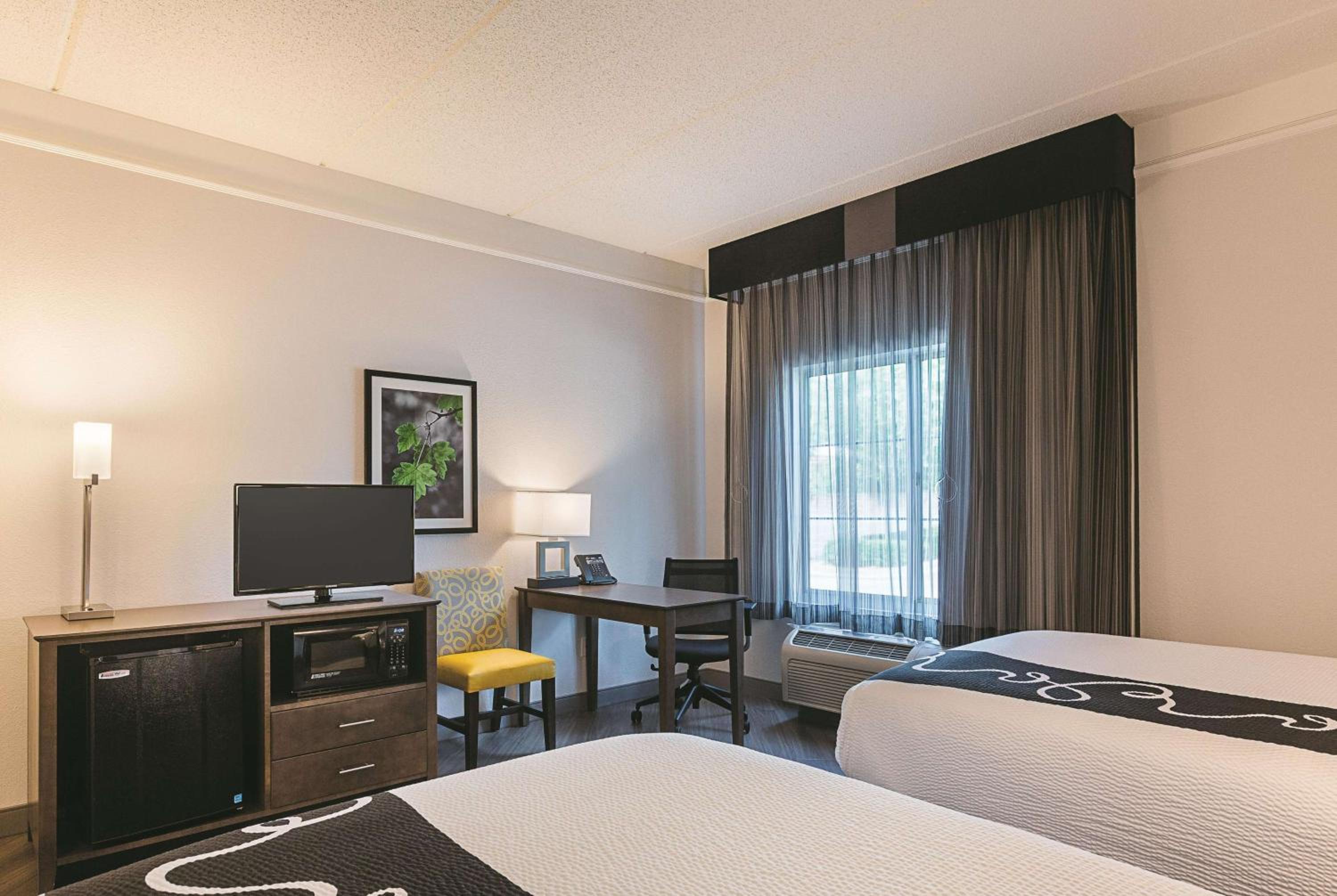 غرفة بسريرين مزدوجين بحوض استحمام لذوي الإعاقة، La Quinta Inn & Suites by Wyndham Atlanta Alpharetta 5/8