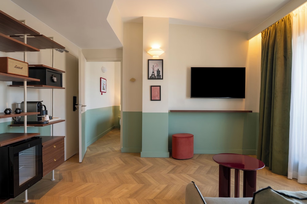 Ampere Hotel 47/80