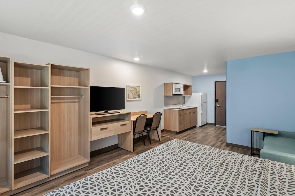 WoodSpring Suites Palm Springs - West Palm Beach, FL 33/44