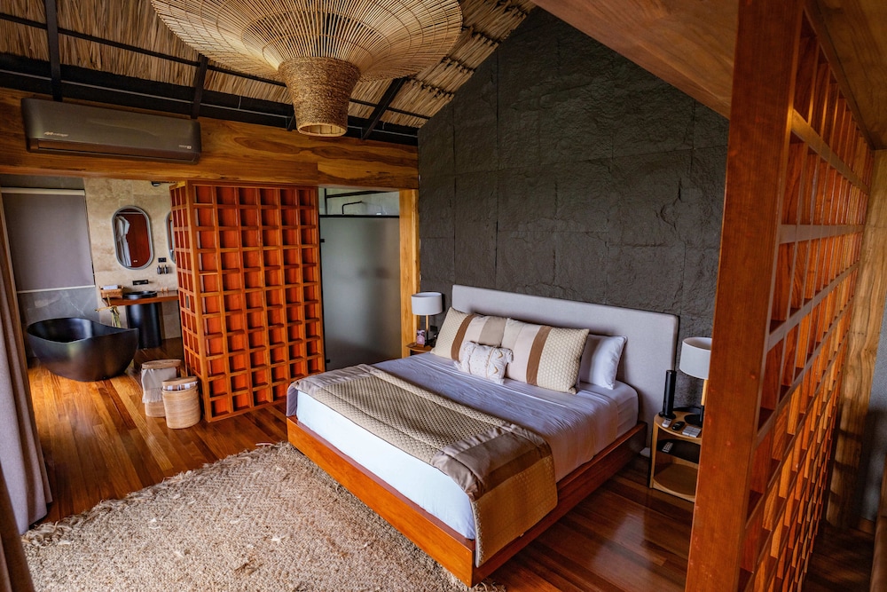 Deluxe, Suite, King Bed, Mountain View, Balcony