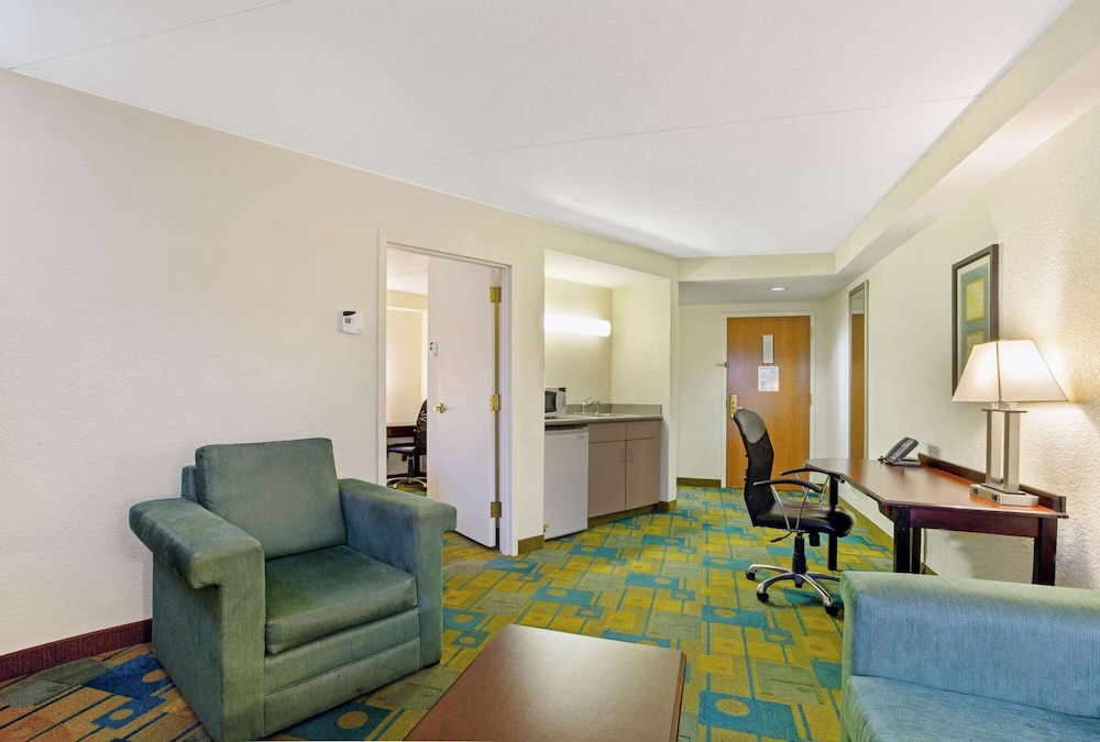 La Quinta Inn & Suites by Wyndham Boston Somerville 36/52