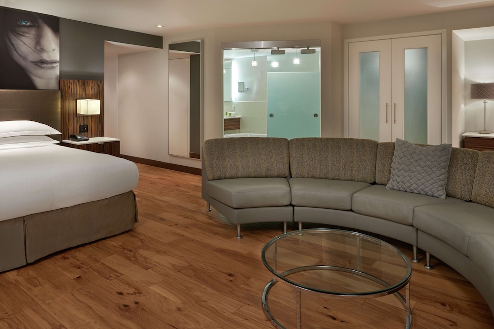 Hilton Toronto Airport Hotel & Suites 50/79