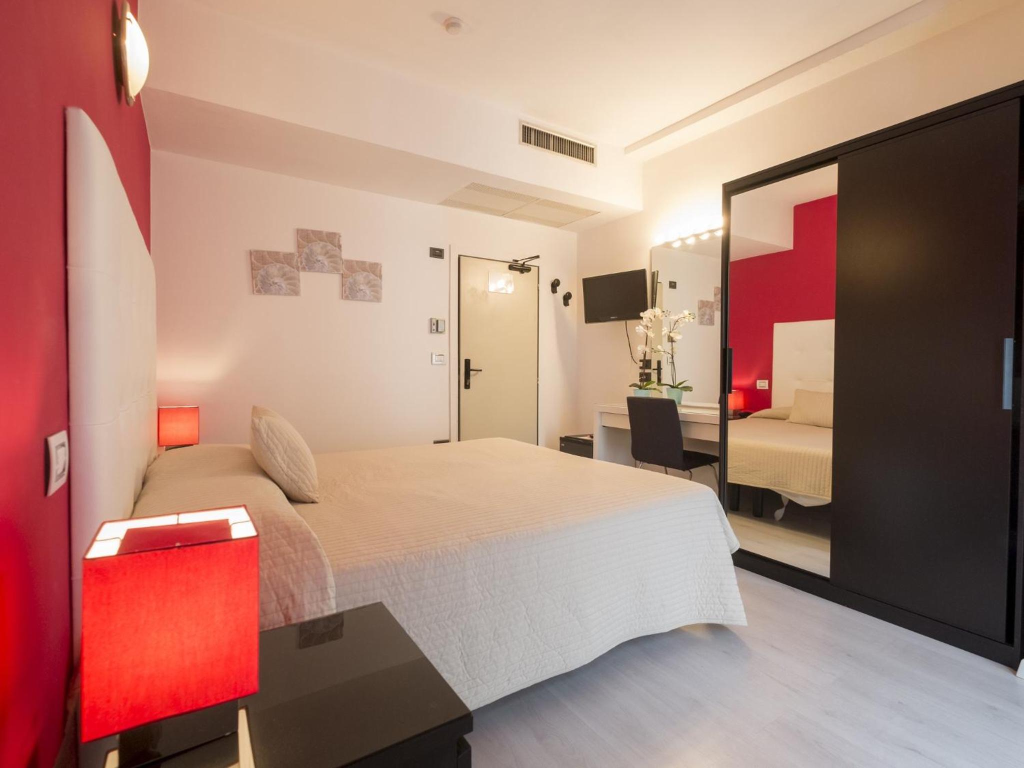 ROOM, SINGLE, DOUBLE OR TWIN BED