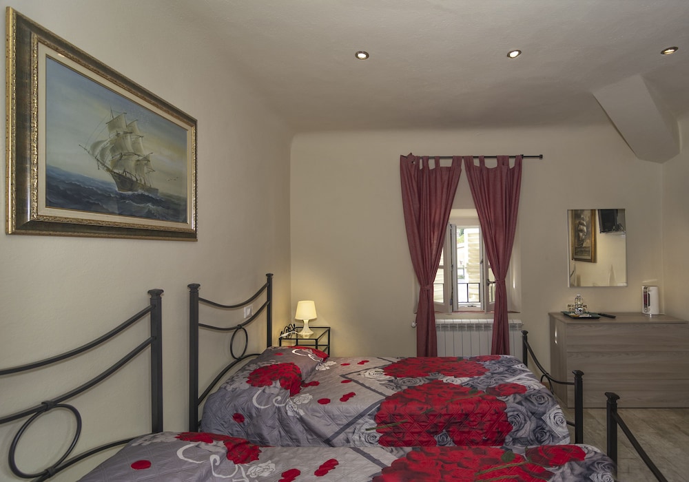 Art Gallery B&B 7/33