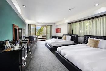 Modern, Twin Beds, Outdoor Bath