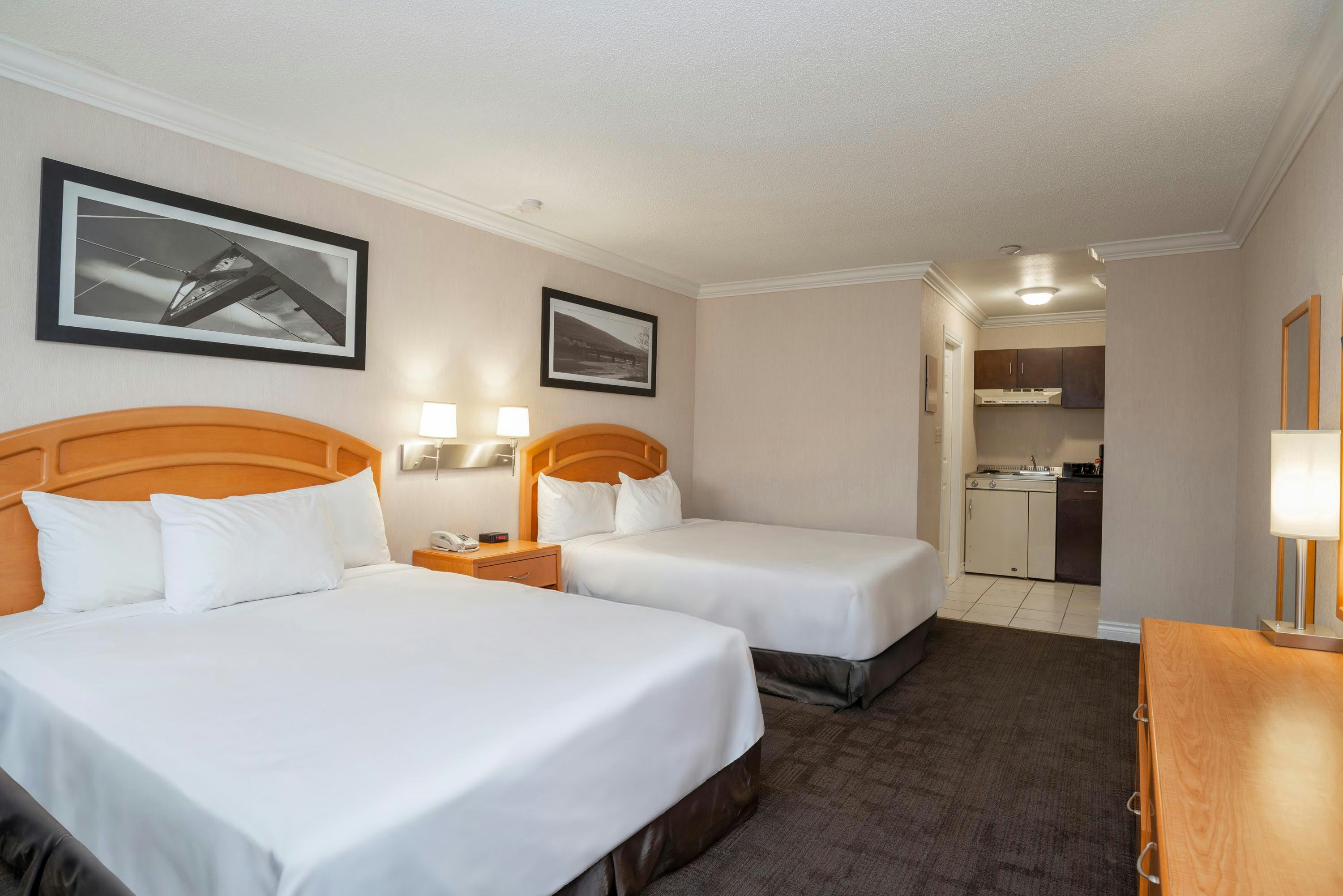 Studio, 2 Queen Beds, Kitchen, Monashee Building، Sandman Hotel Revelstoke 2/5