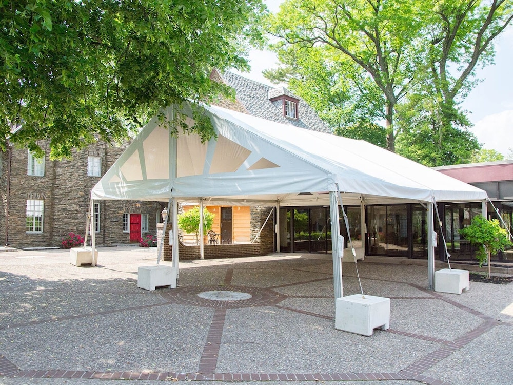 The Manor on Front 1/50