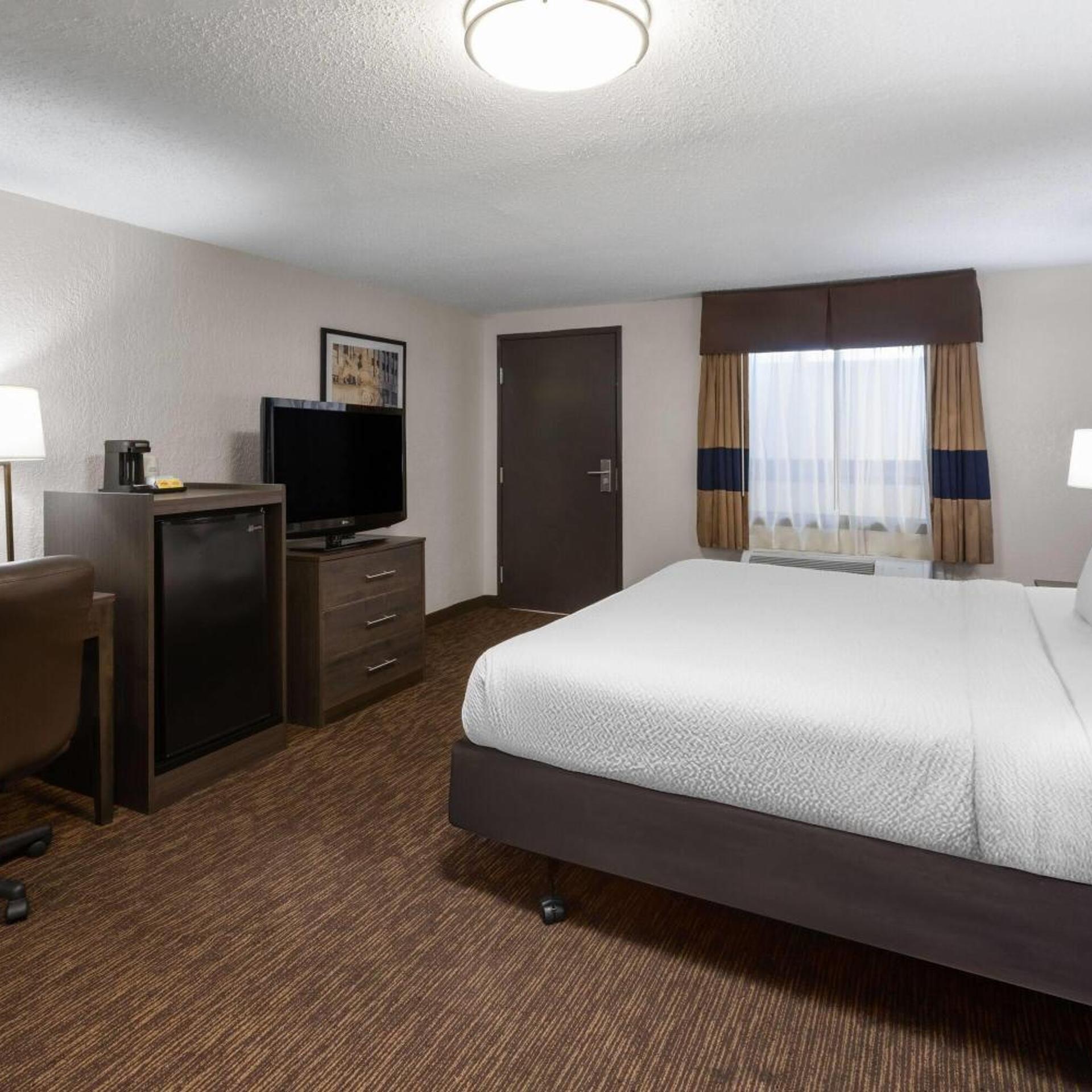 غرفة ديلوكس بسرير كينج، Baymont By Wyndham Downtown Detroit 2/5