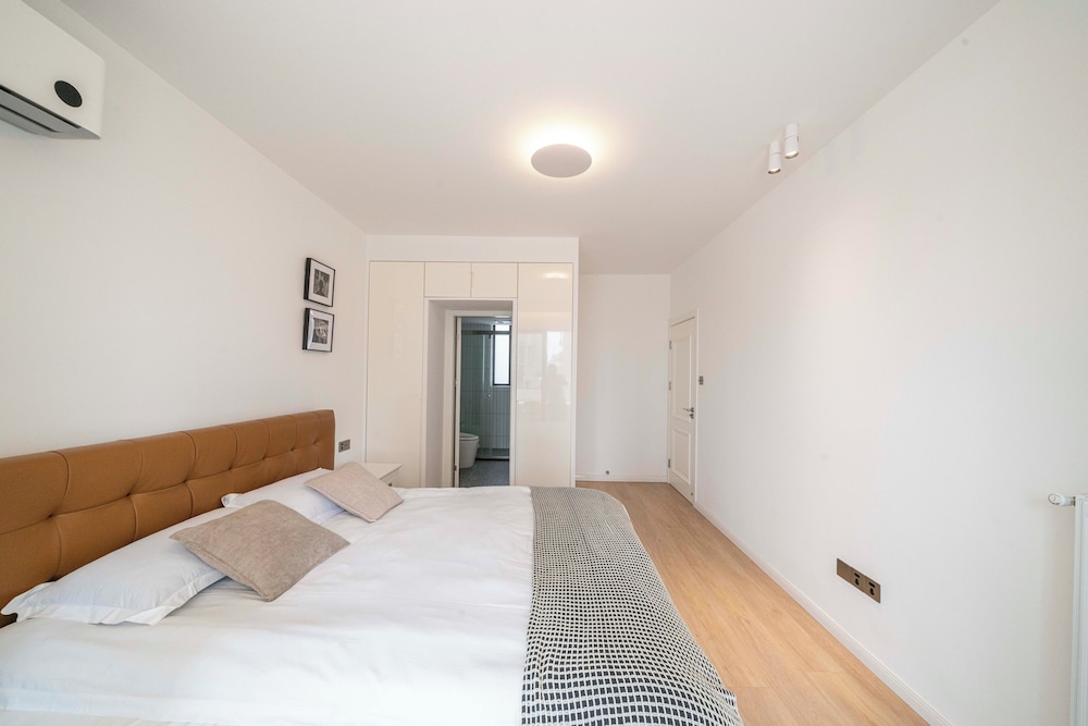 Senior, Apartment, 1 King and 2 Double Beds