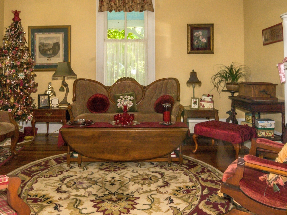 Holly House of Hamilton 18/34