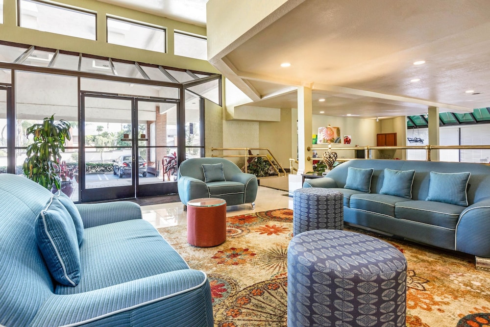 Comfort Inn & Suites Irvine Spectrum 34/49