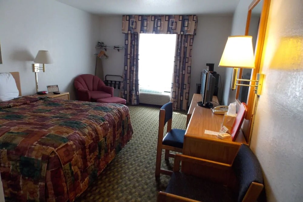 Norwood Inn Suites Roseville 15/30
