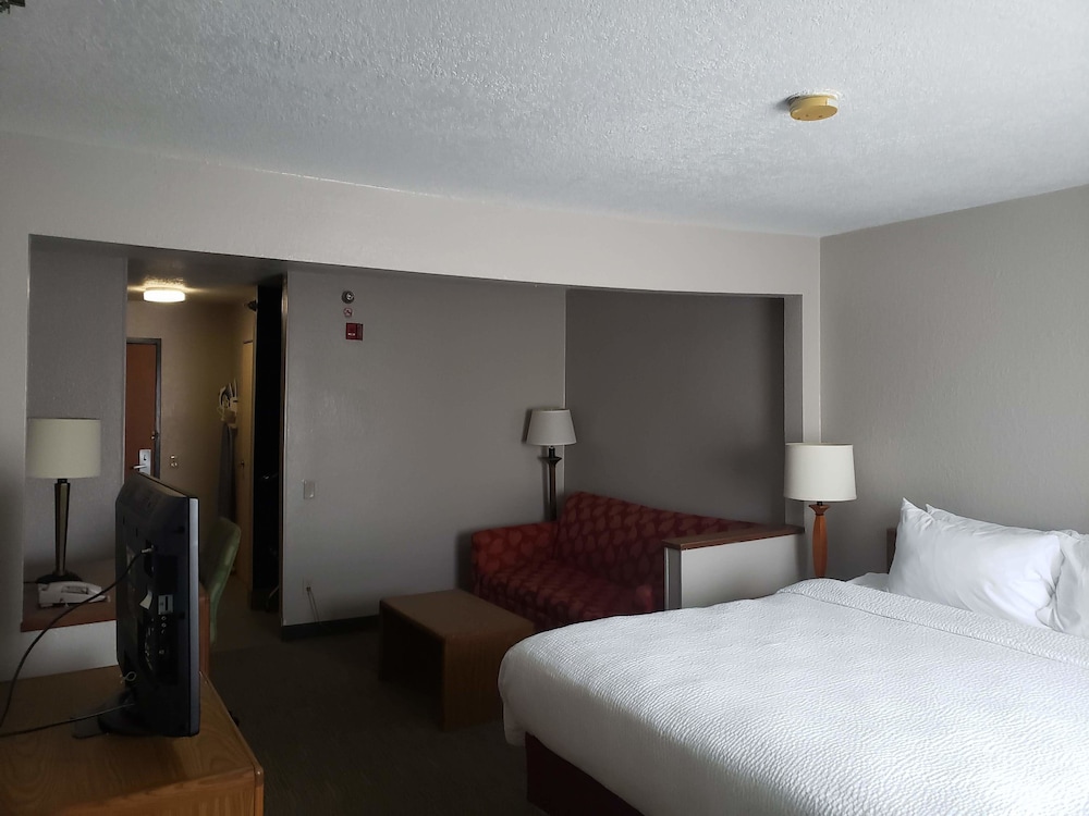 Country Inn & Suites by Radisson, Fairview Heights, IL 9/39