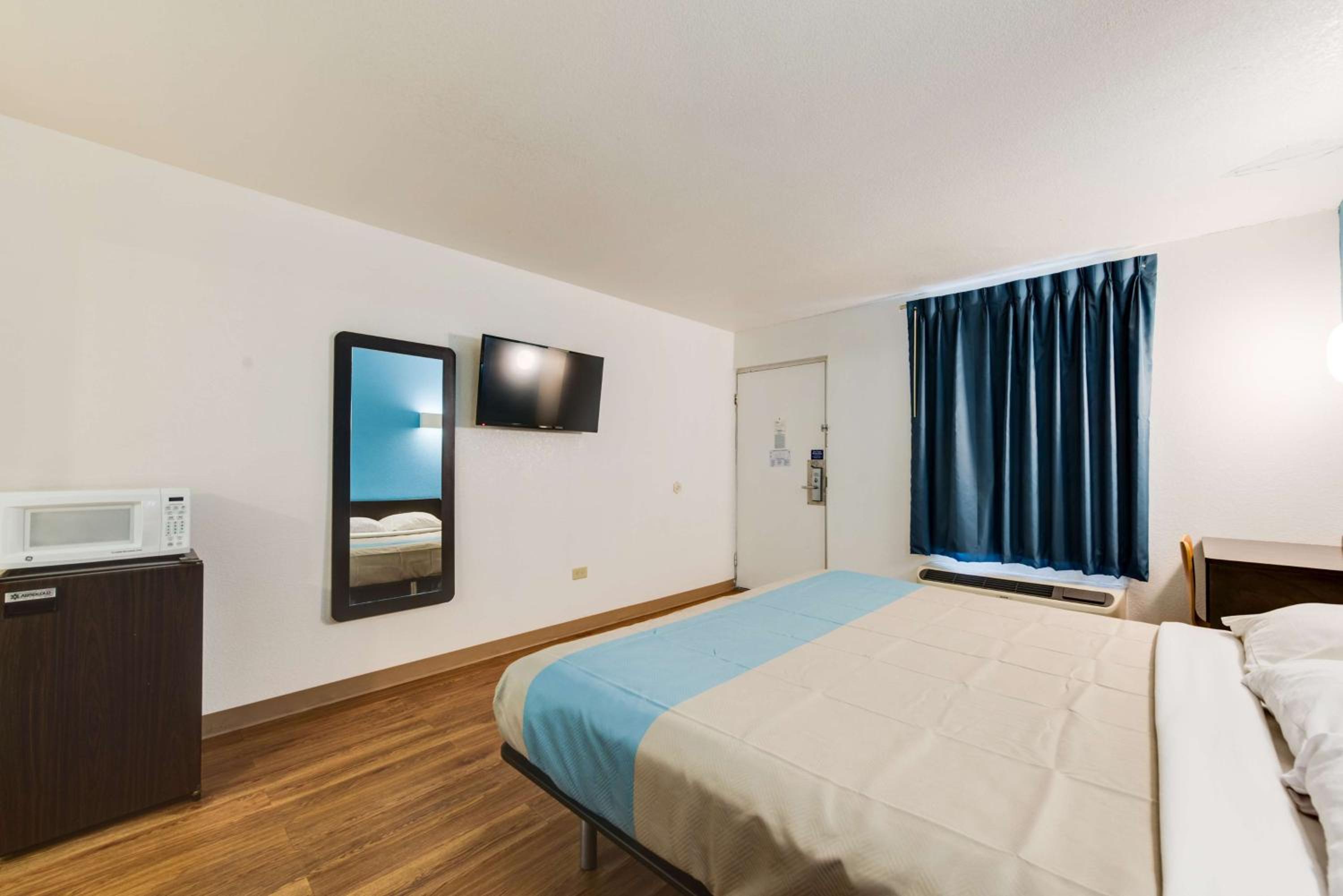 1 Full Bed - Mobility Access Tub, Nsmk