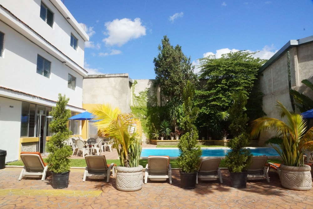 Las Dalias Inn 54/60