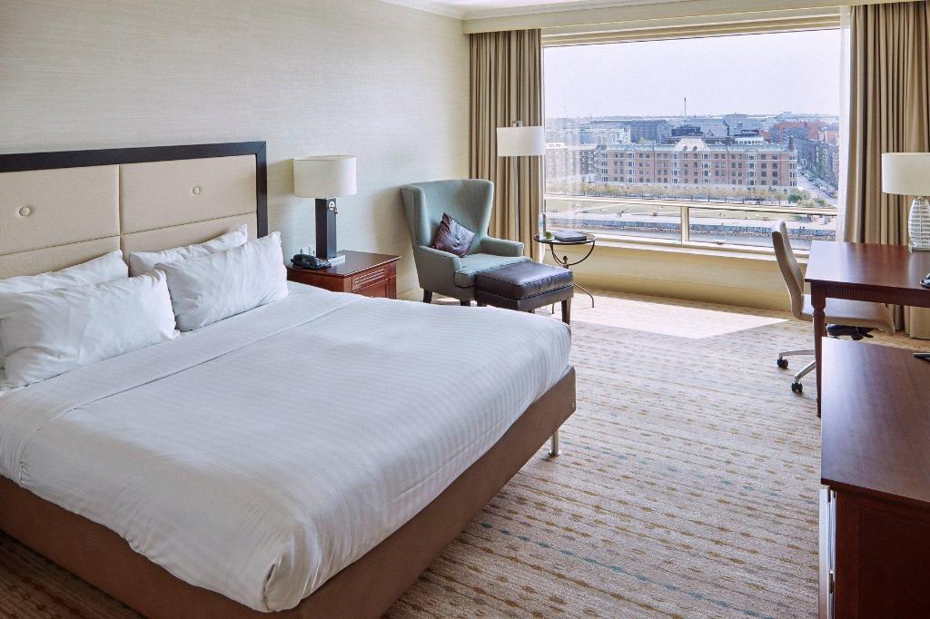 Guest Room, Executive, King Bed, Water View, Executive Lounge Access, High Floor
