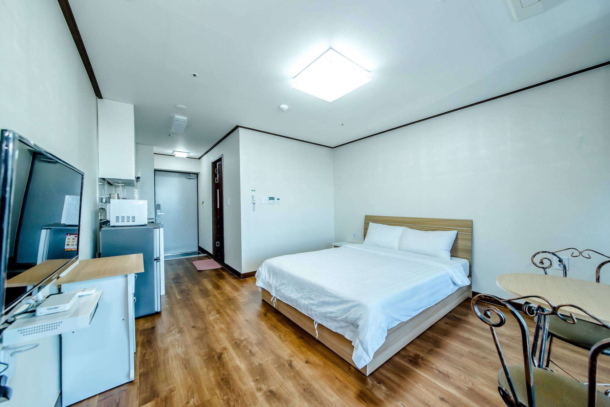 ROOM, DOUBLE BED