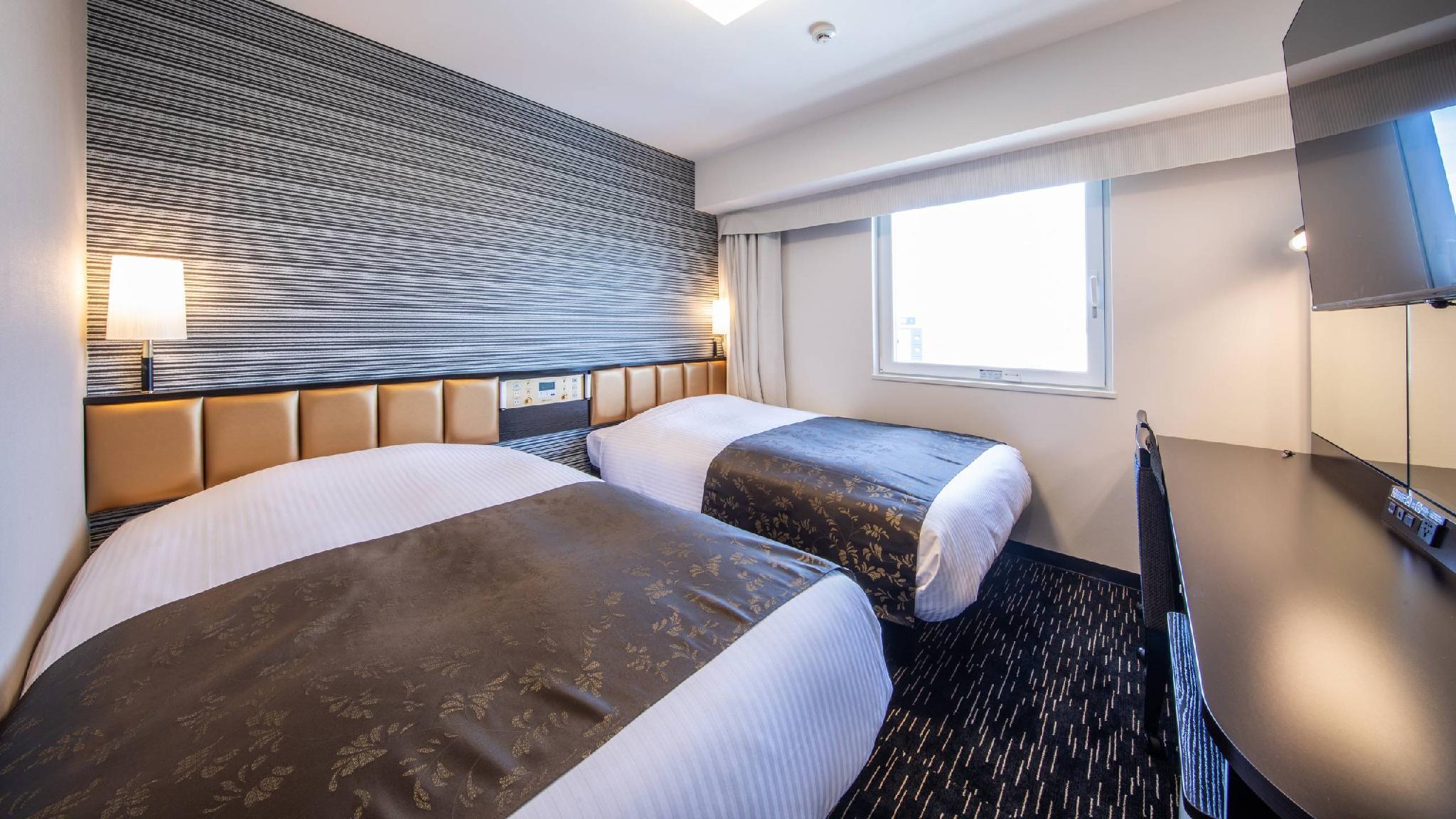 Central, Twin Beds, Shared Bathroom