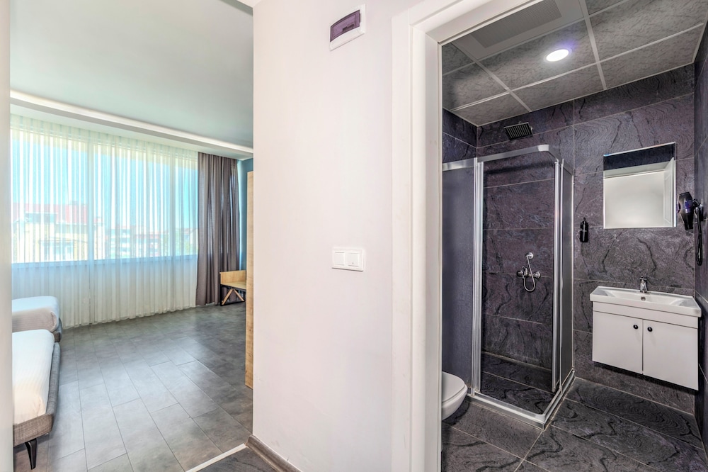 Skylon Airport Hotel 48/49