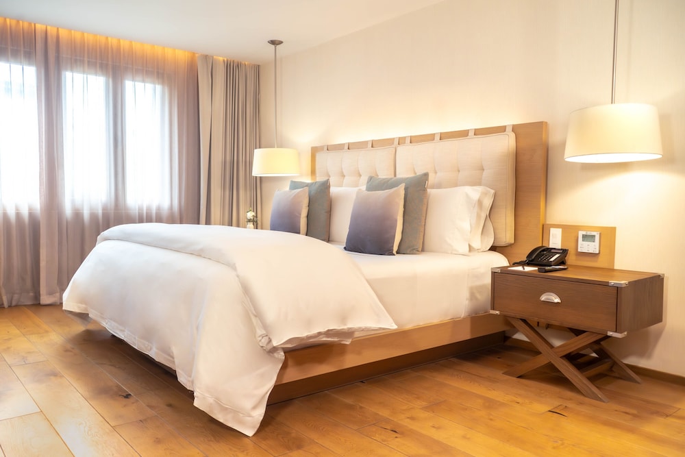 Essential, Standard, King Bed, Courtyard View