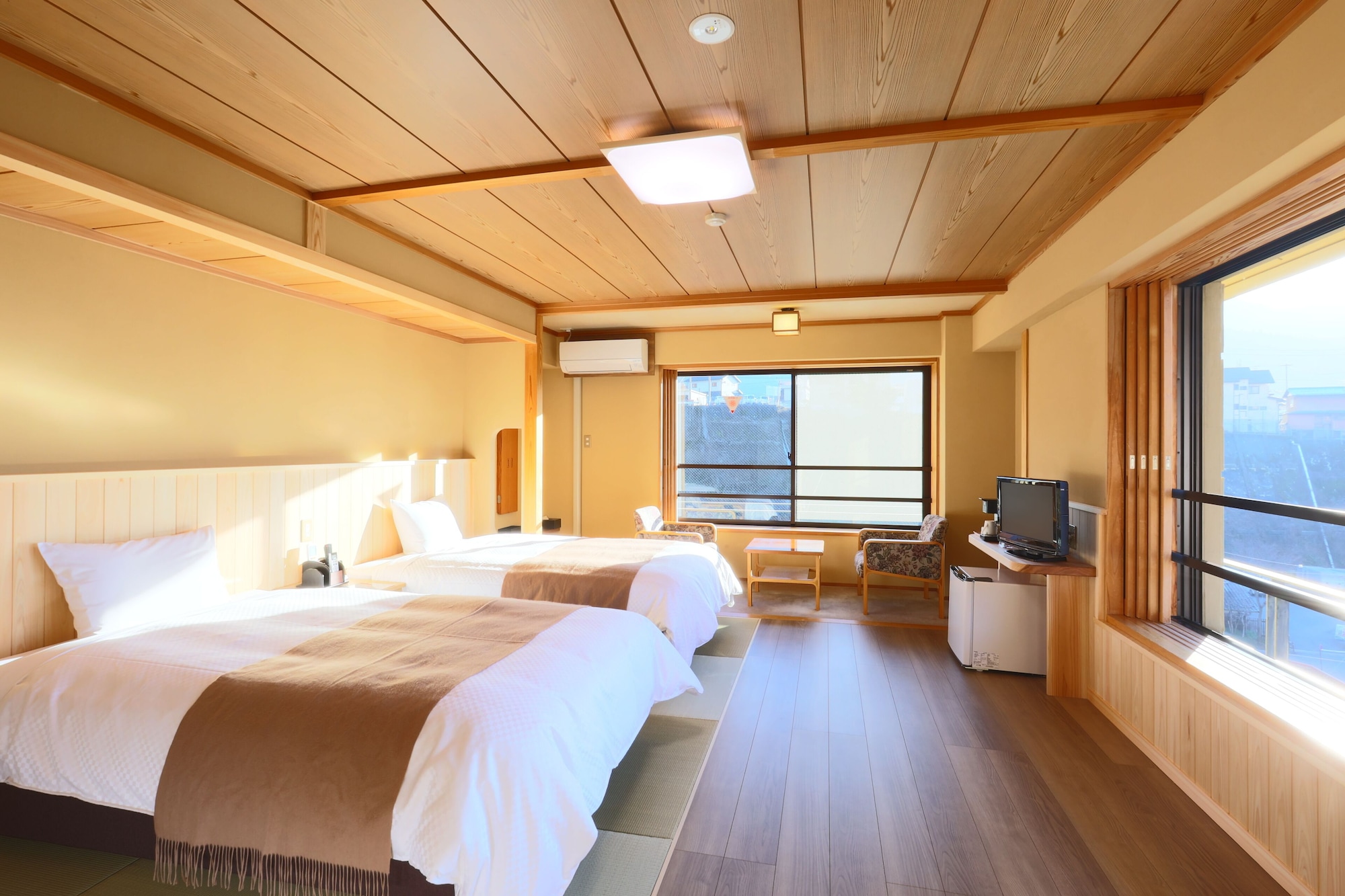 DELUXE, TWIN BEDS