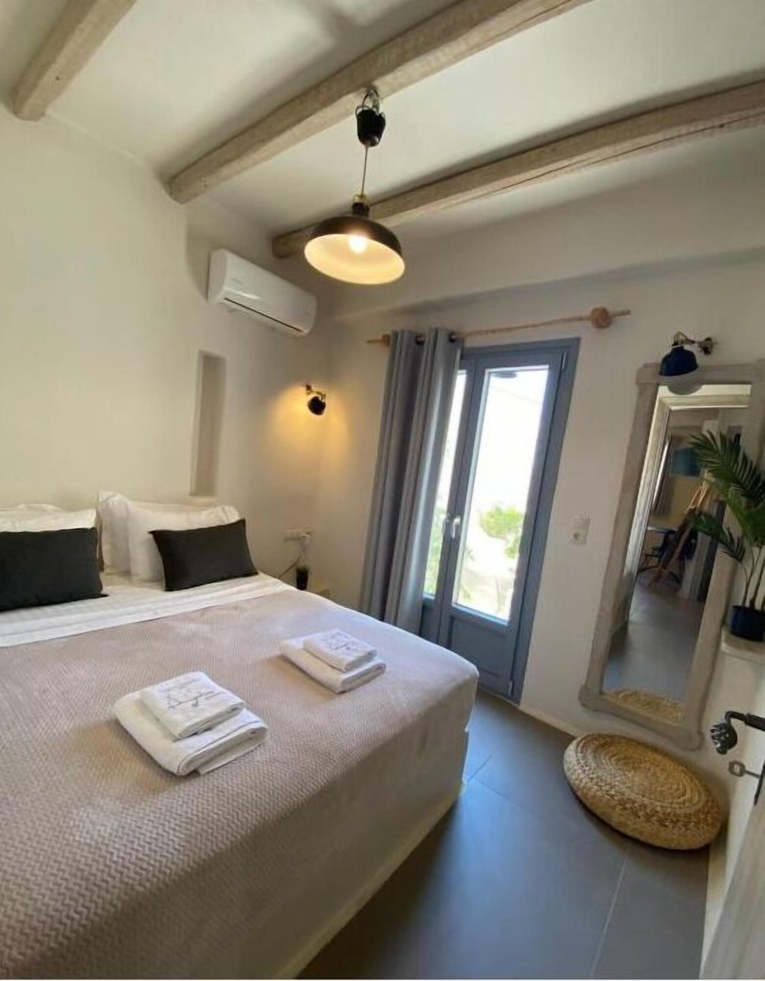 DELUXE, APARTMENT, QUEEN AND TWIN BEDS