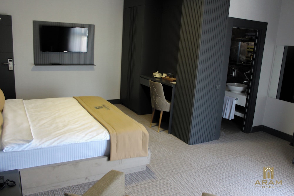 DELUXE, DOUBLE BED