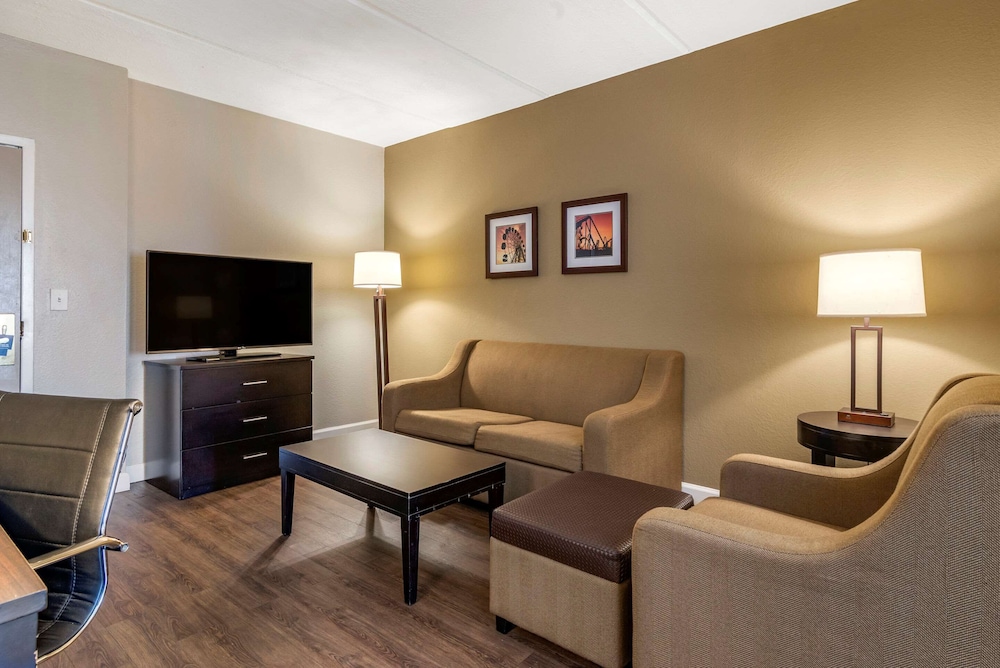 Comfort Inn & Suites Near Six Flags GA 27/38
