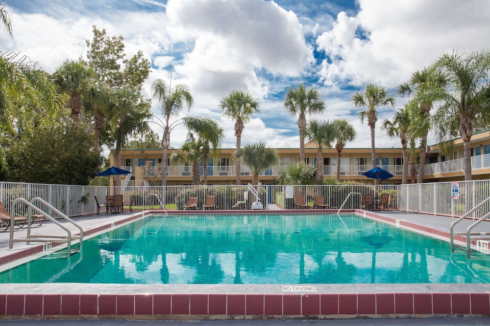 Econo Lodge Daytona Beach - Speedway 4/48