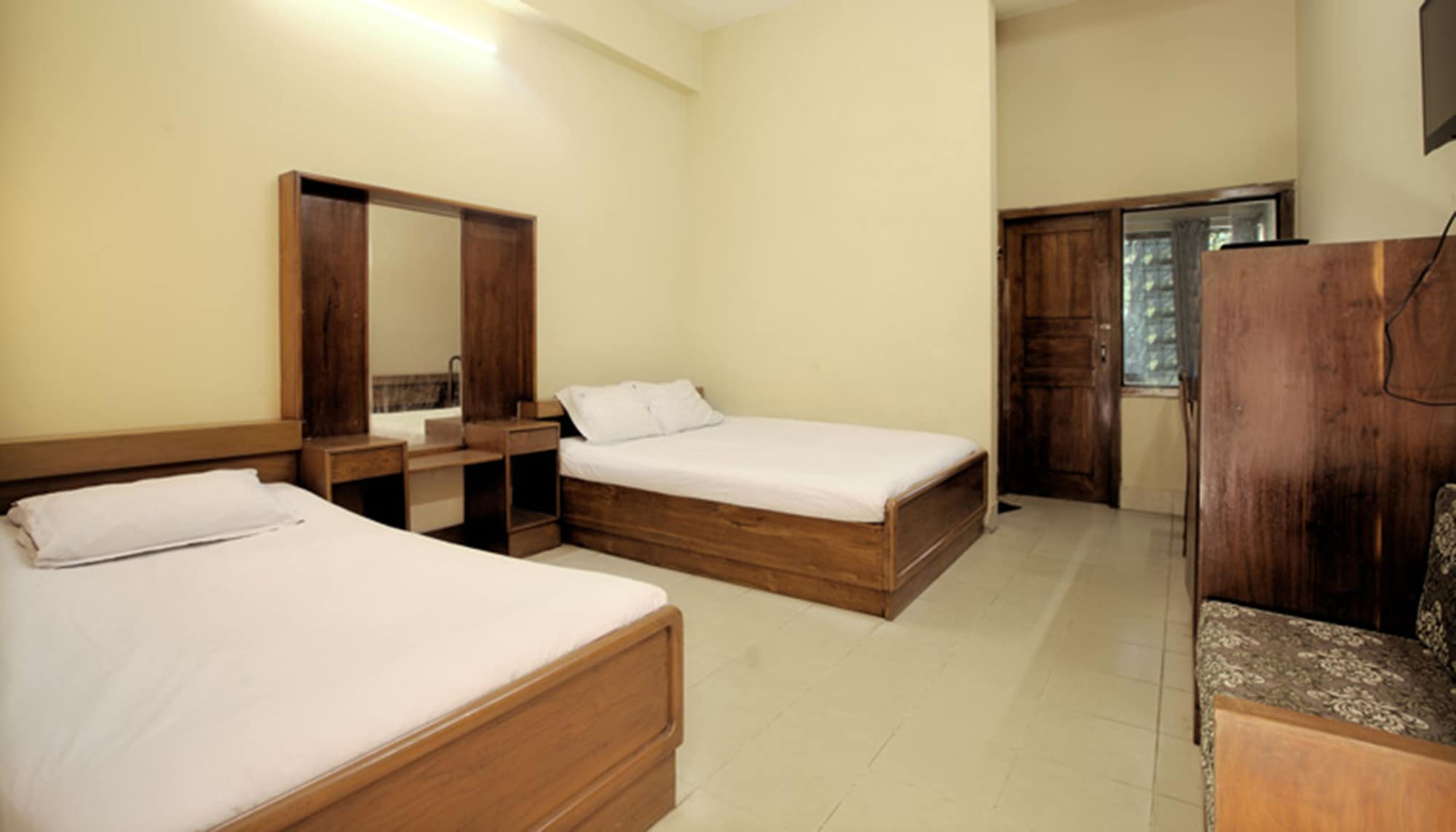 ECONOMY, TWIN BEDS