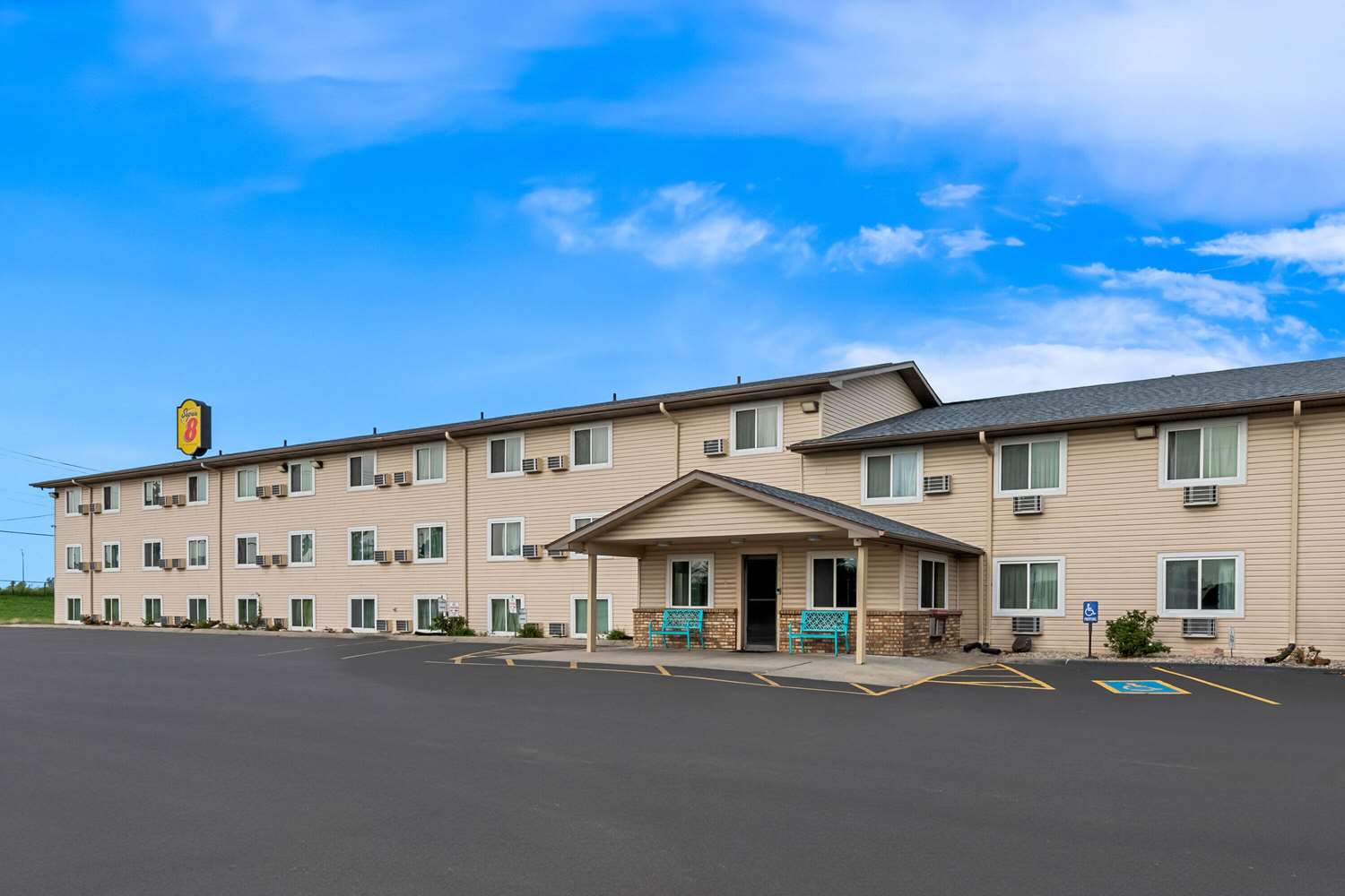 Super 8 by Wyndham Council Bluffs IA Omaha NE Area 4/13