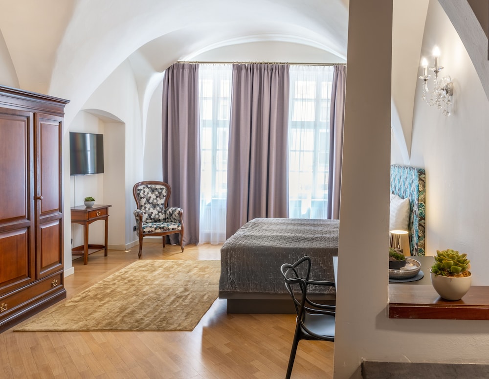 Chateau 9 Apartments by Adrez Living 30/50
