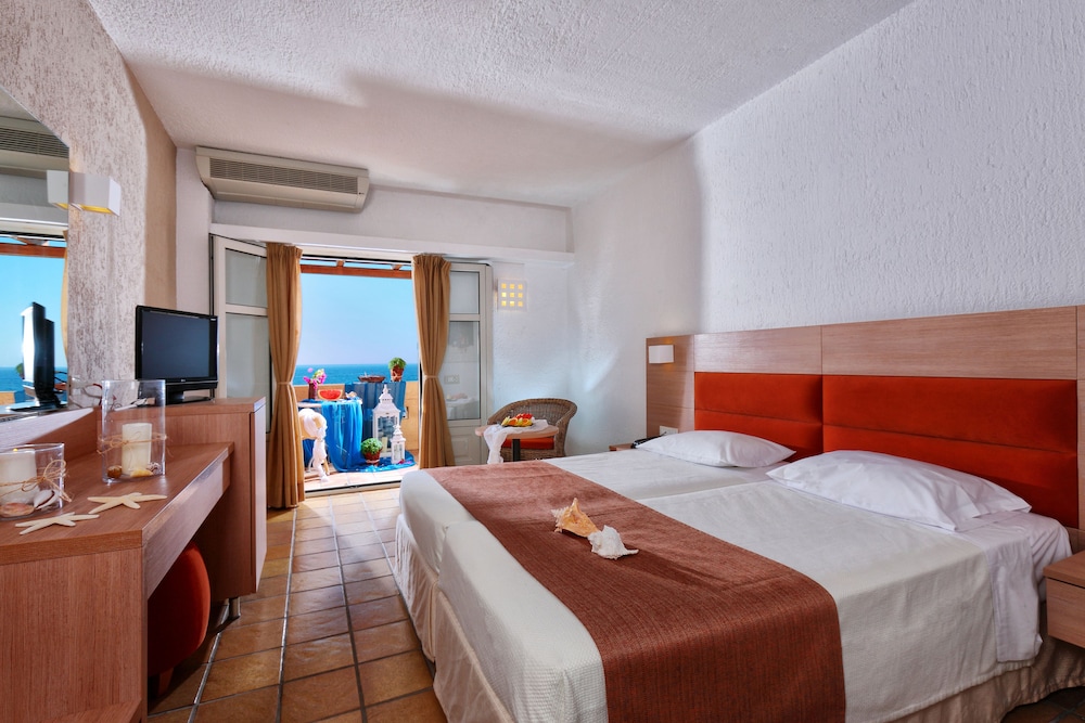 Sirens Beach Hotel 23/77