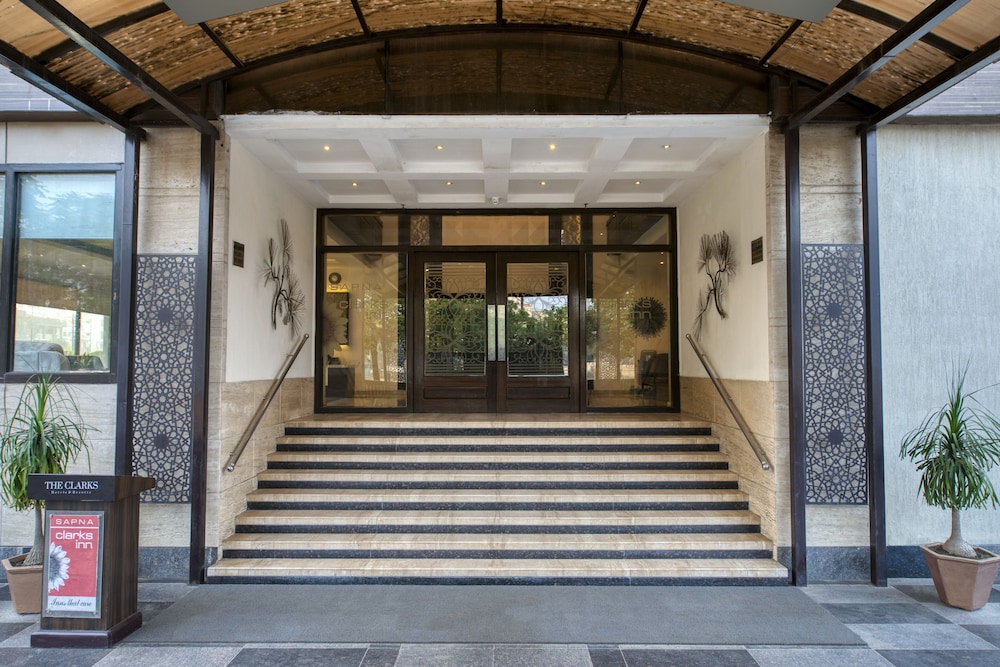 SAPNA CLARKS INN 9/47