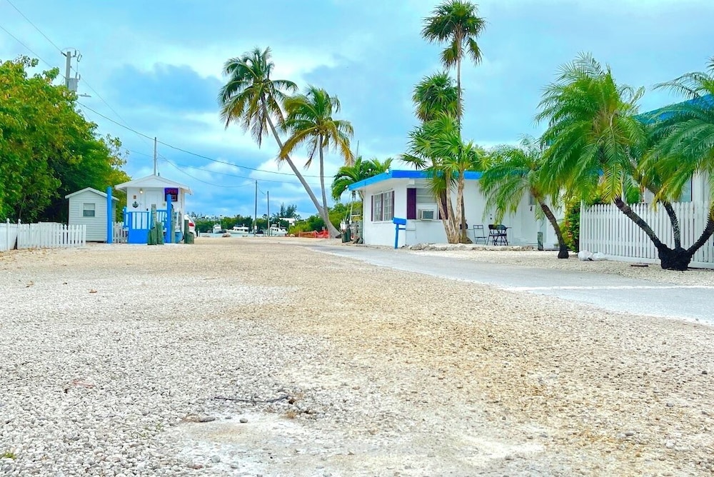 Floating Sea Cove Resort Marina 46/60