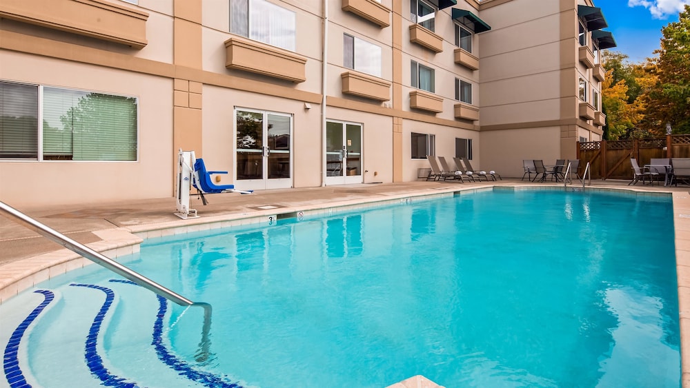 Best Western Plus Edmonds Harbor Inn 3/40