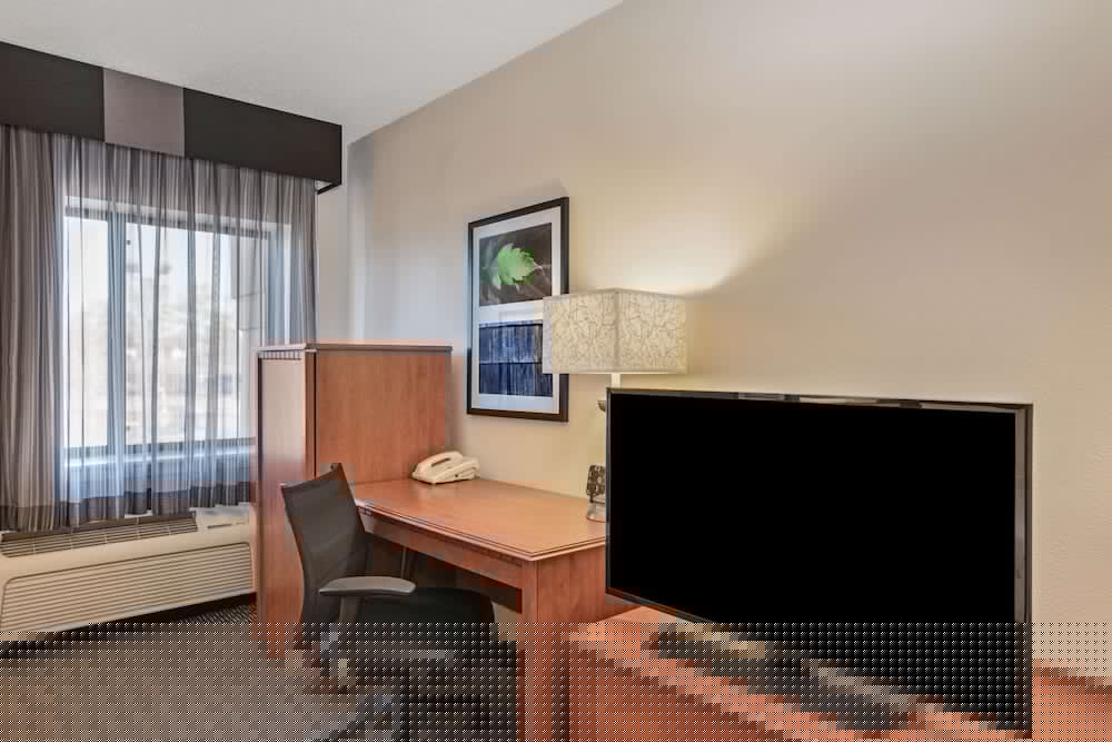 La Quinta Inn & Suites by Wyndham N Little Rock-McCain Mall 37/63