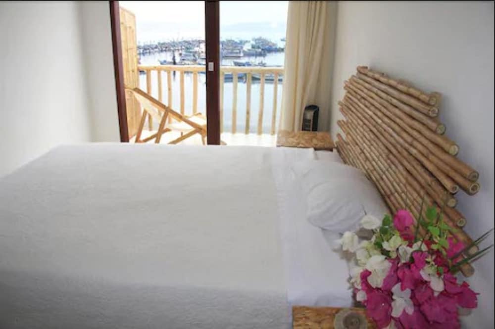 BAMBOO LODGE PARACAS 33/52