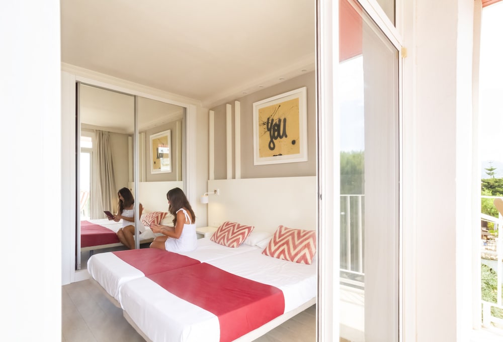 ROOM, DOUBLE BED
