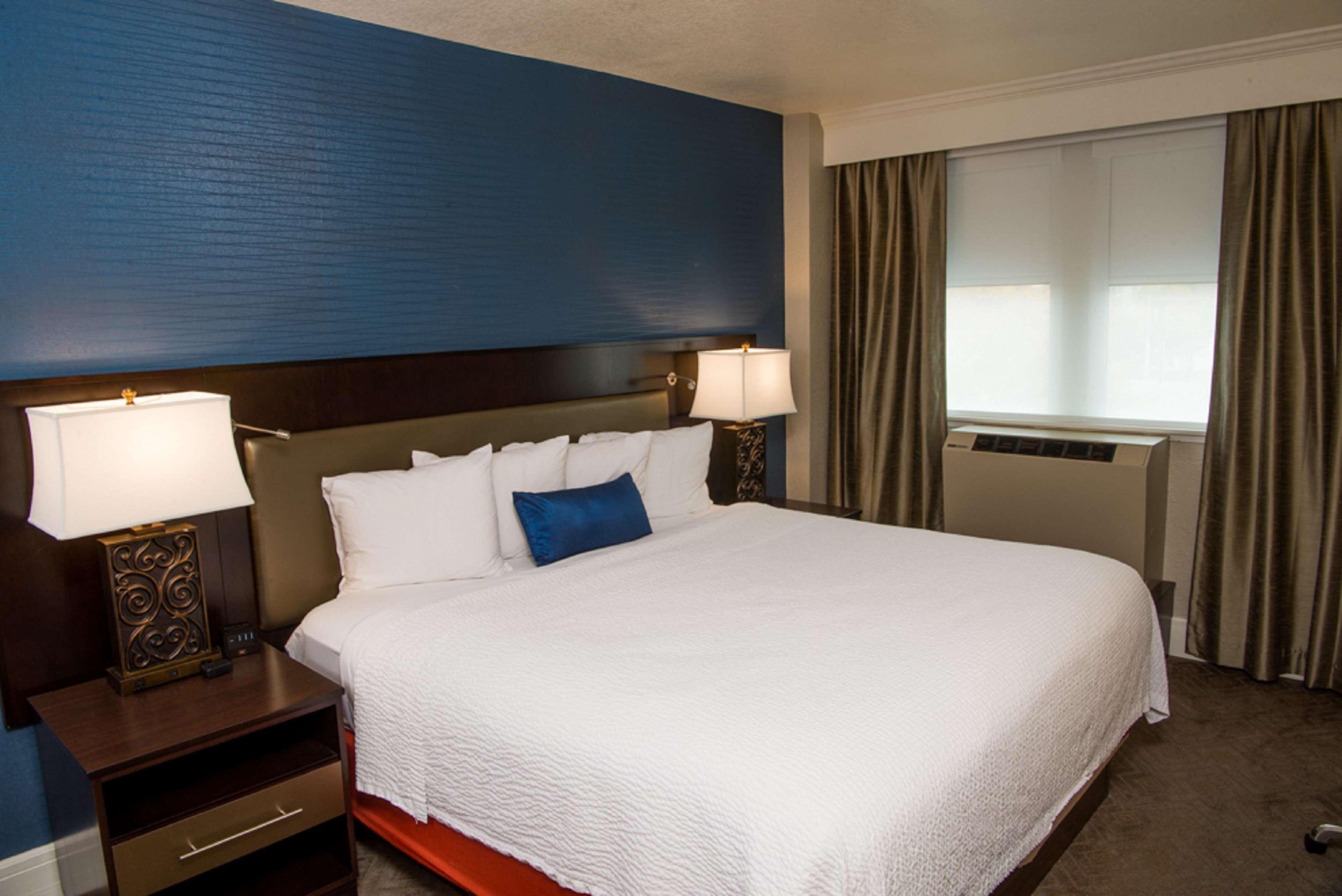 غرفة بسرير كينج لذوي الإعاقة، Hotel Alex Johnson Rapid City Curio Collection By Hilton 3/6