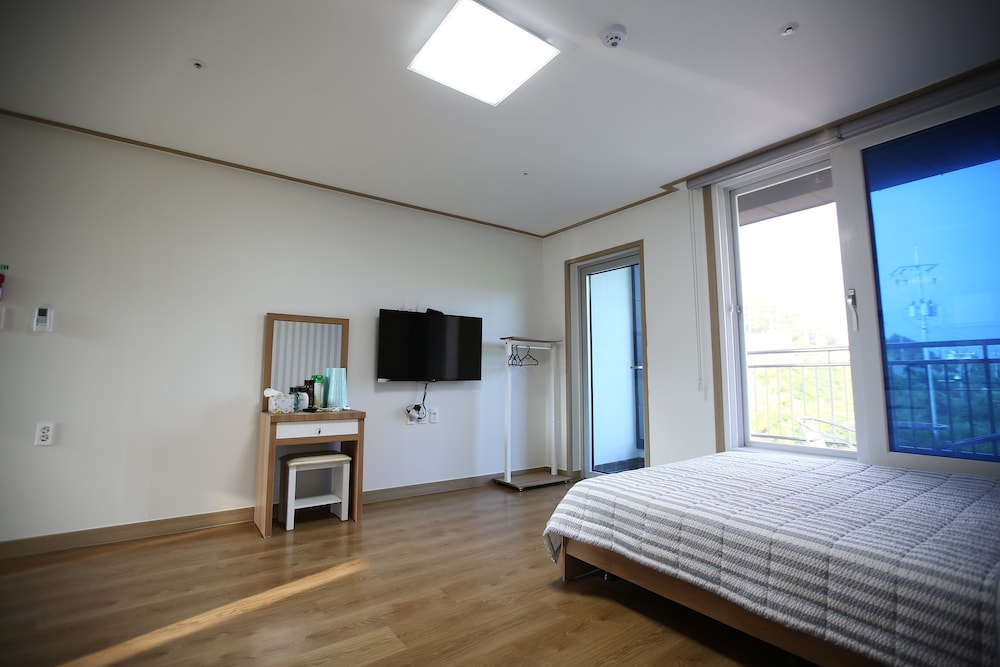Flora Hostel Pension 6/25